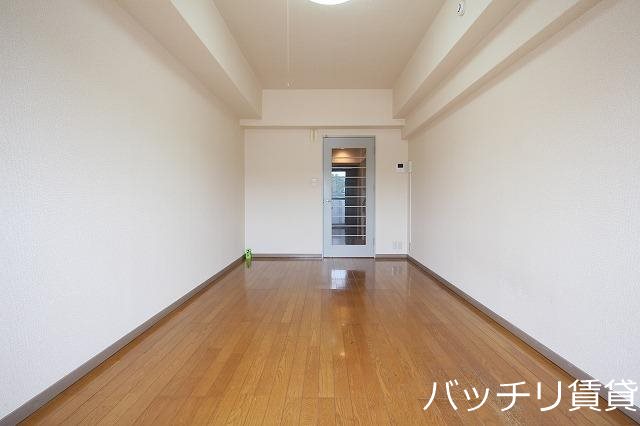 居室・リビング　別部屋写真の為現状を優先致します。