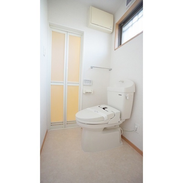 スリーゼ木の上のトイレ写真