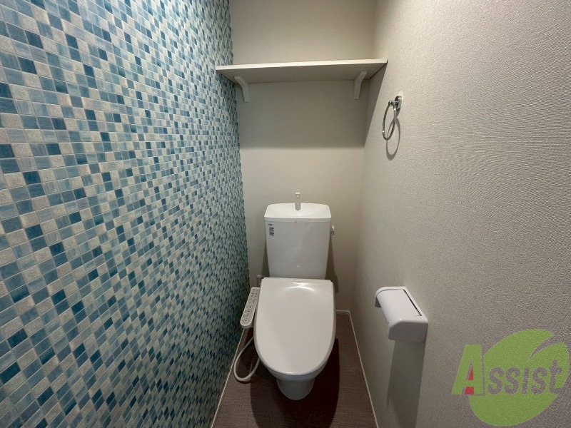 トイレ　トイレには棚が付いており、利便性が良さそうですね。