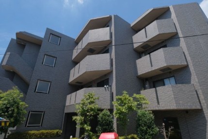 建物外観　鉄筋コンクリート造のがっちりとした建物。
