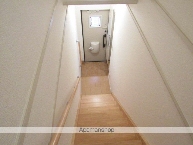ＪＲ中央本線 高蔵寺駅 バス乗車時間：16分 最寄りバス停で下車 徒歩6分 3階建 築16年の玄関写真