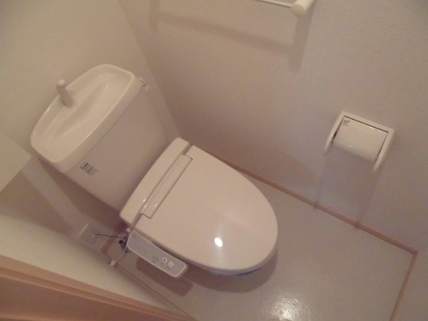 トイレ　温水シャワー付きトイレです