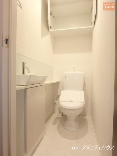 トイレ　●温水洗浄暖房便座付きの快適なトイレスペース。