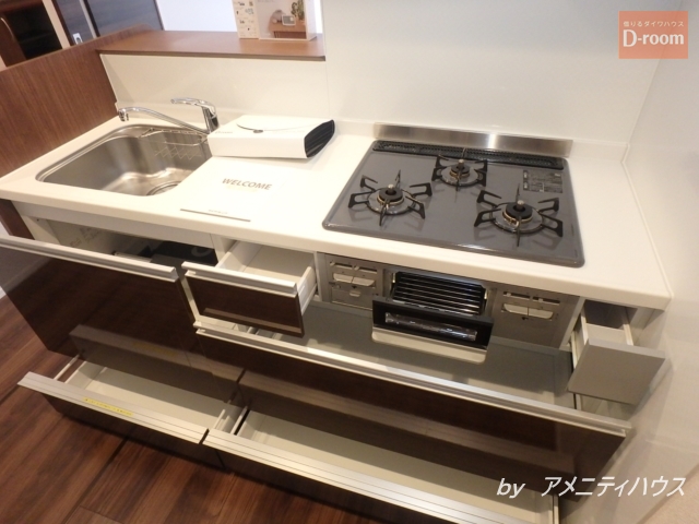 キッチン　●３口ガスコンロ・グリル付きのシステムキッチン。