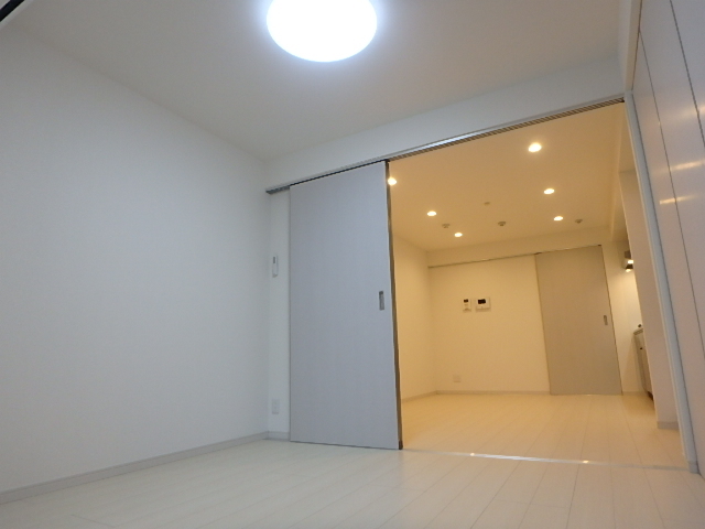 その他部屋・スペース　白い床の明るい室内。