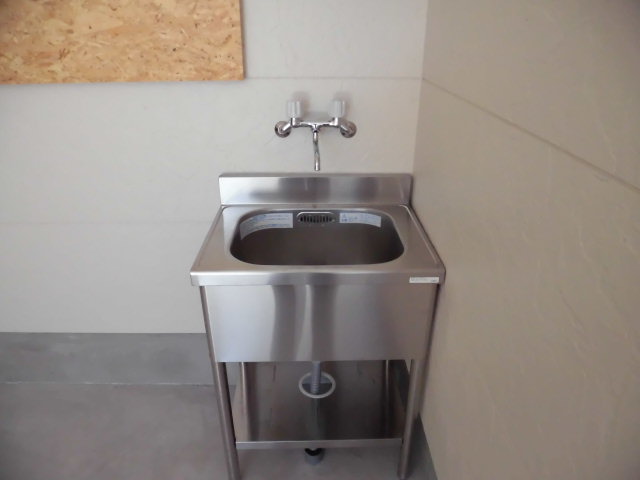 その他　ガレージ内にスロップシンクあり