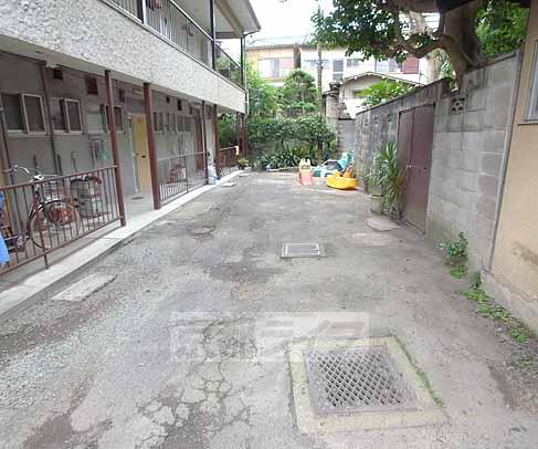 【京都市伏見区深草大亀谷西寺町のアパートの駐車場】