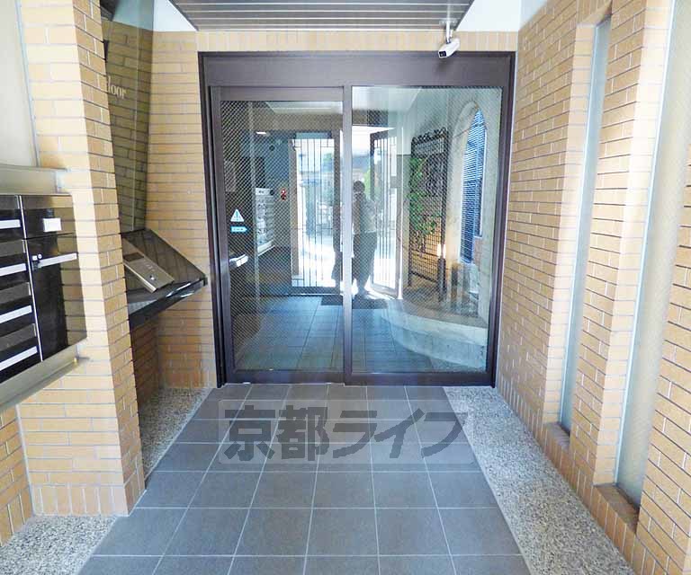 【京都市上京区三条殿町のマンションのエントランス】