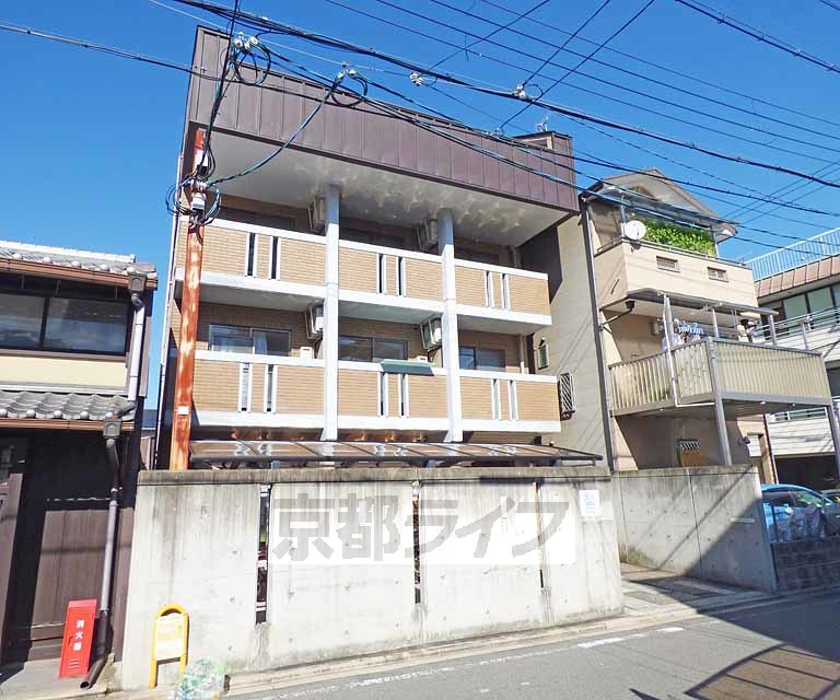 【京都市上京区三条殿町のマンションの建物外観】