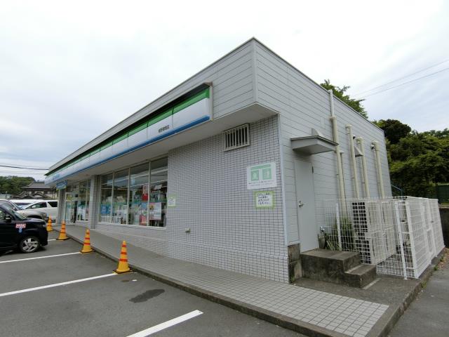 コンビニ　ファミリーマート（コンビニ）まで318m