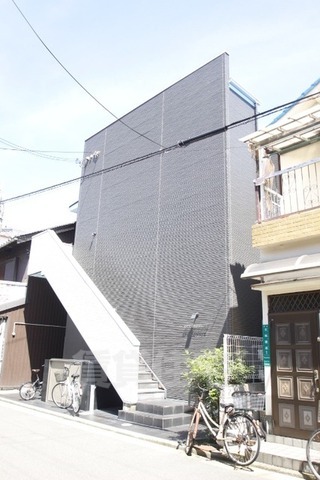 堺市堺区八千代通のアパートの建物外観