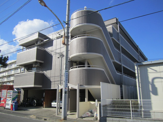 【鴻巣市本町のマンションの建物外観】