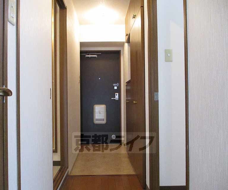 玄関　６帖洋室です。