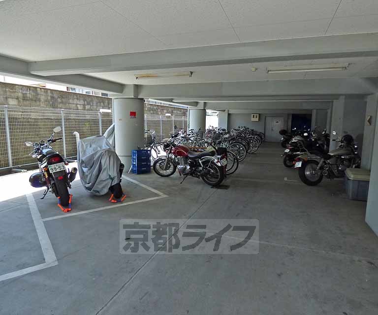 【京都市北区上賀茂朝露ケ原町のマンションの駐車場】