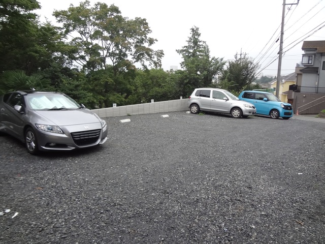 【八王子市散田町のアパートの駐車場】