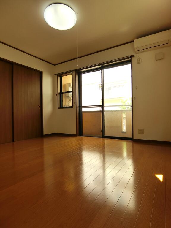 居室・リビング　2面採光の明るいお部屋です♪