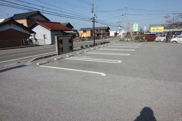 【米原市宇賀野のアパートの駐車場】