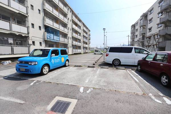 【福山市神辺町大字川北のマンションの駐車場】