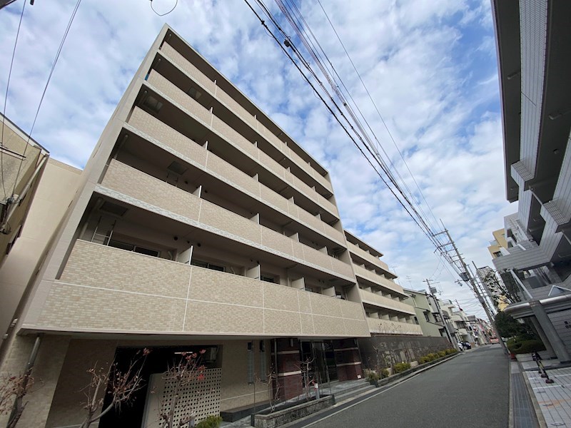 【神戸市灘区記田町のマンションの建物外観】