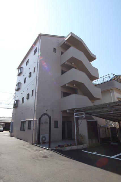 【松山市南斎院町のマンションの建物外観】