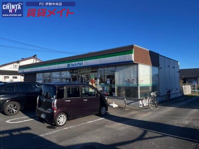 コンビニ　ファミリーマート伊勢上地店（コンビニ）まで158m