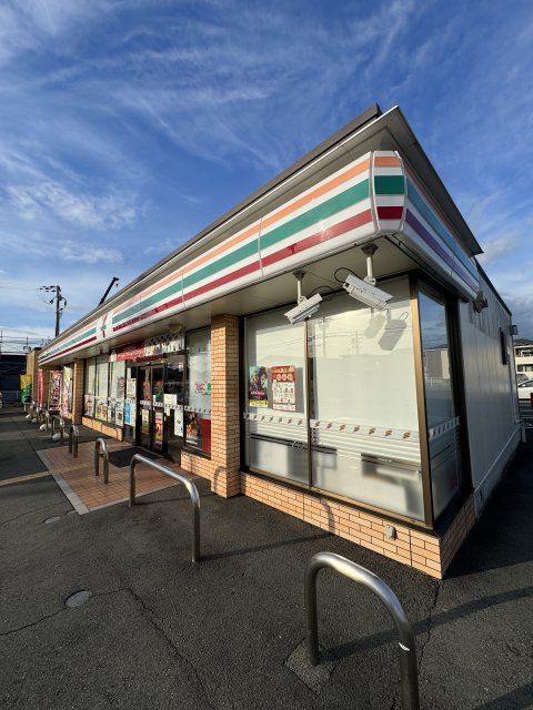 コンビニ　セブン－イレブン　三木加佐店（コンビニ）まで212m