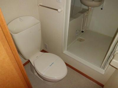 トイレ　トイレの奥が風呂です。