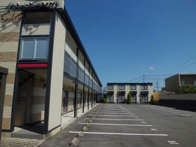 その他　写真左側の棟に1～12号室。奥の棟に13～16号室。