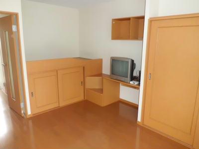 居室・リビング　テレビやベッドなどが整然と配置されています。