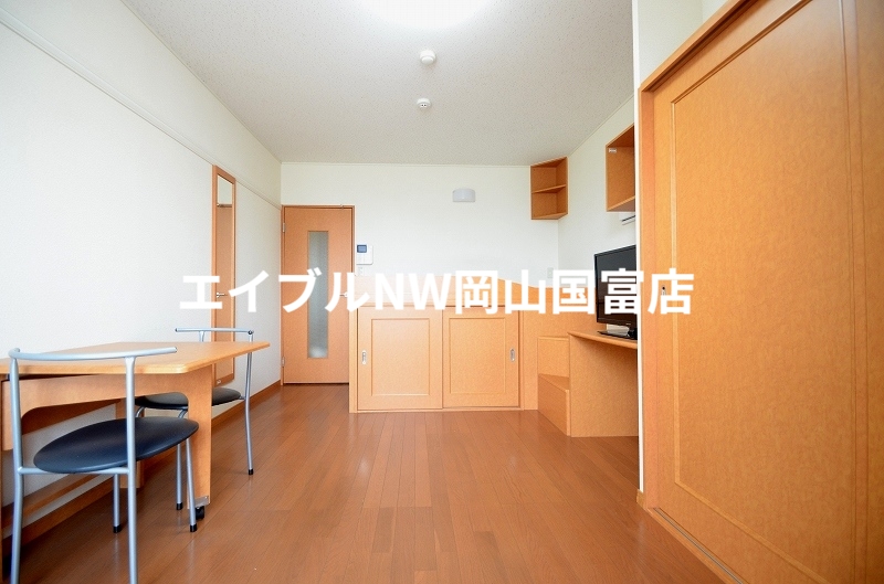 居室・リビング　備品や設備仕様は号室等により異なります現地をご確認ください。