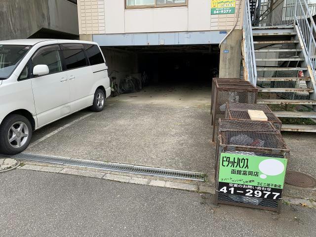 【函館市青柳町のアパートの駐車場】