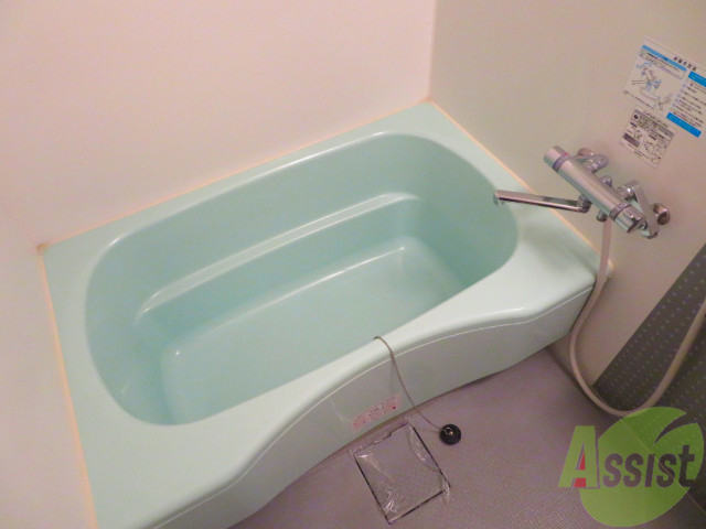 バス・シャワールーム　浴室はゆったりと浸かれるサイズ感になっています。