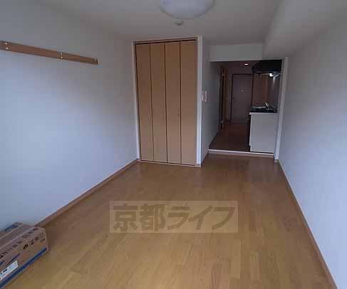 居室・リビング　十分な広さのフローリング・