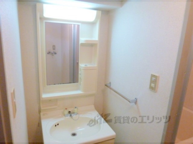 洗面設備　明るい洗面所です