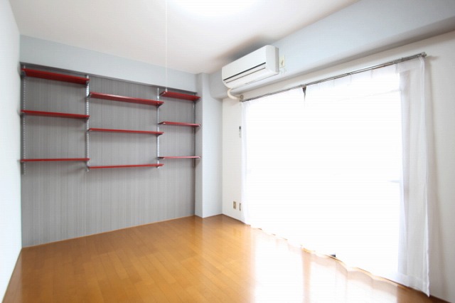 居室・リビング　同物件別室