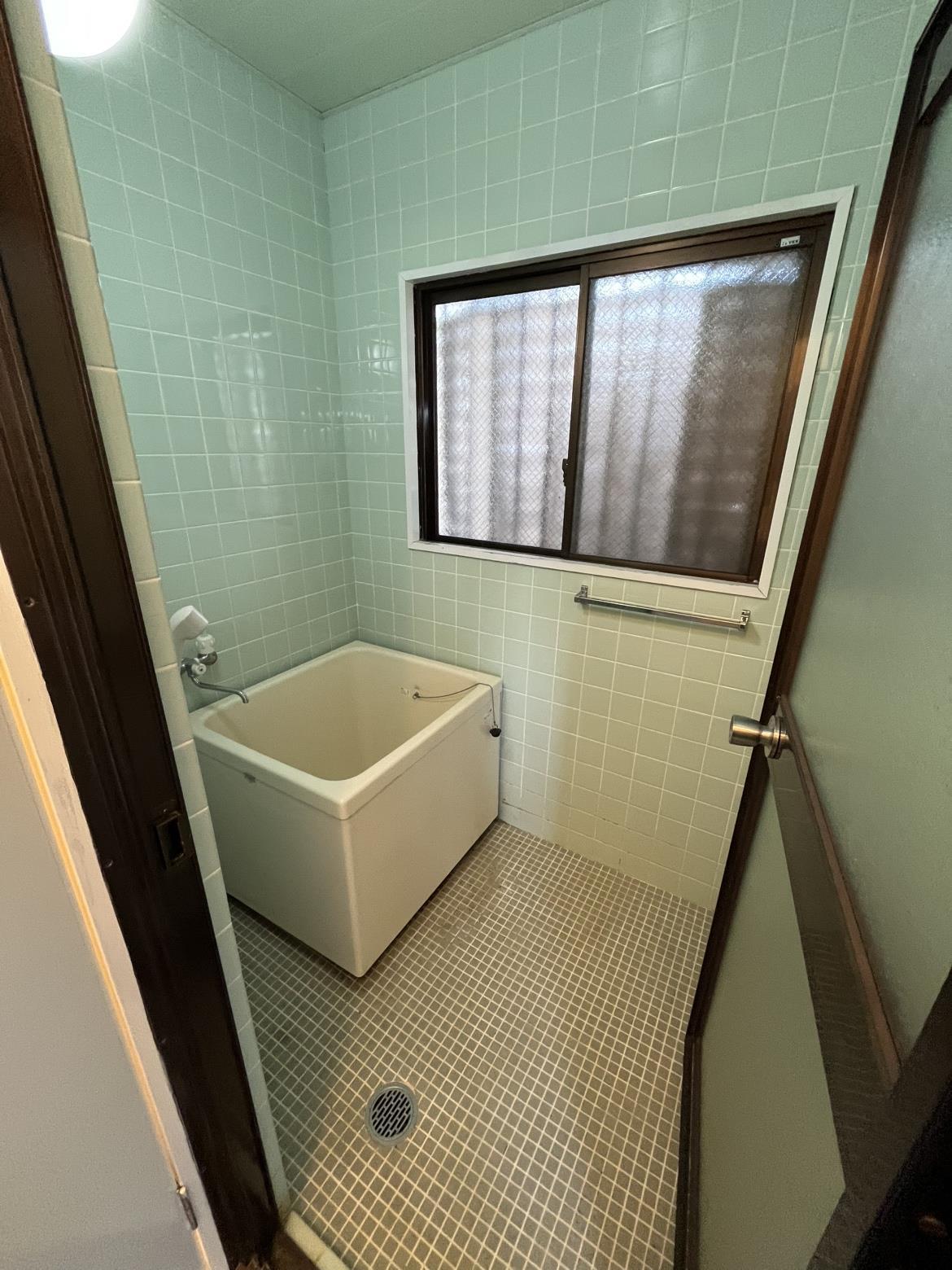 バス・シャワールーム　タイルで清潔感ある浴室