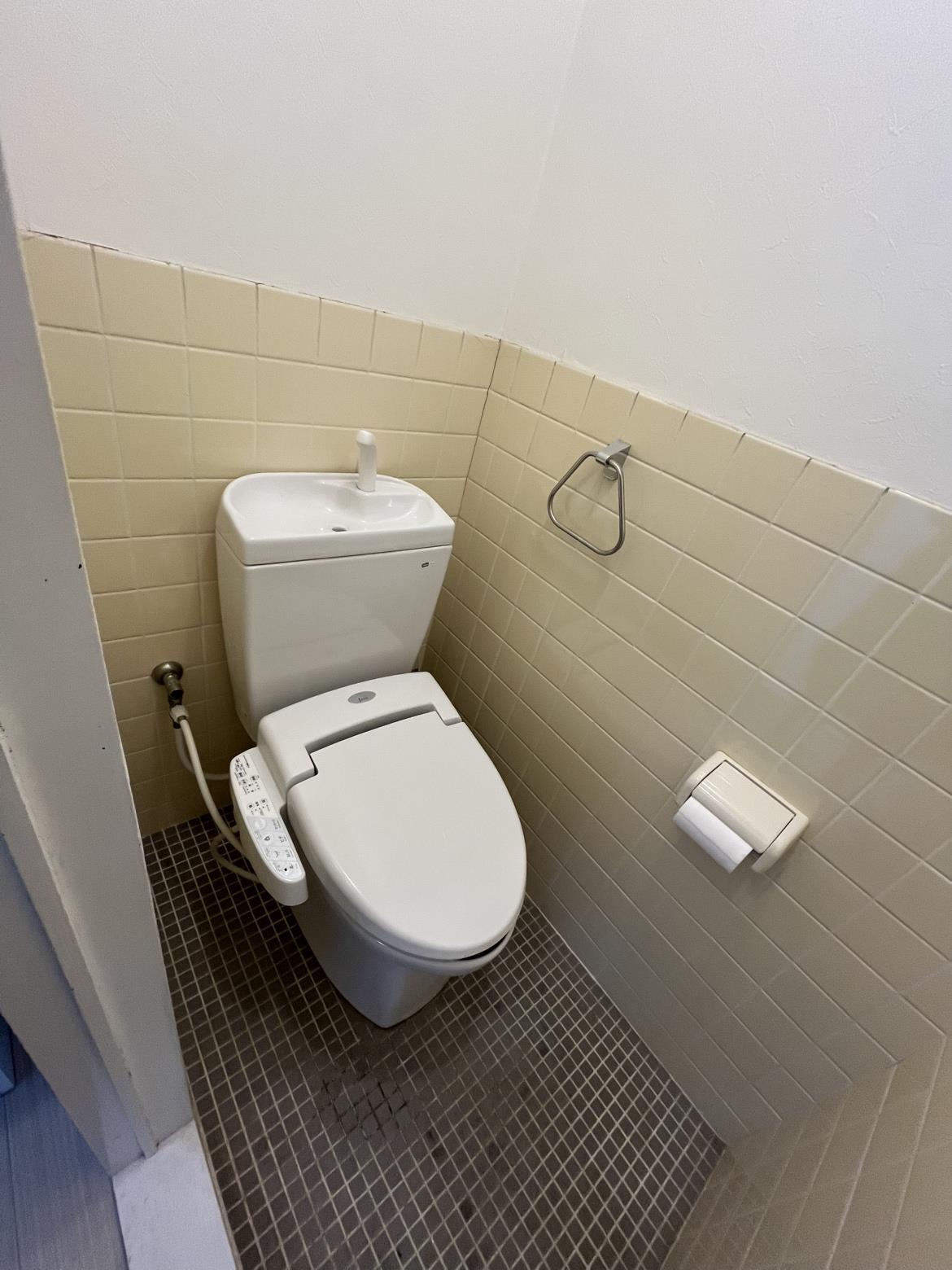 トイレ　温水便座付き！