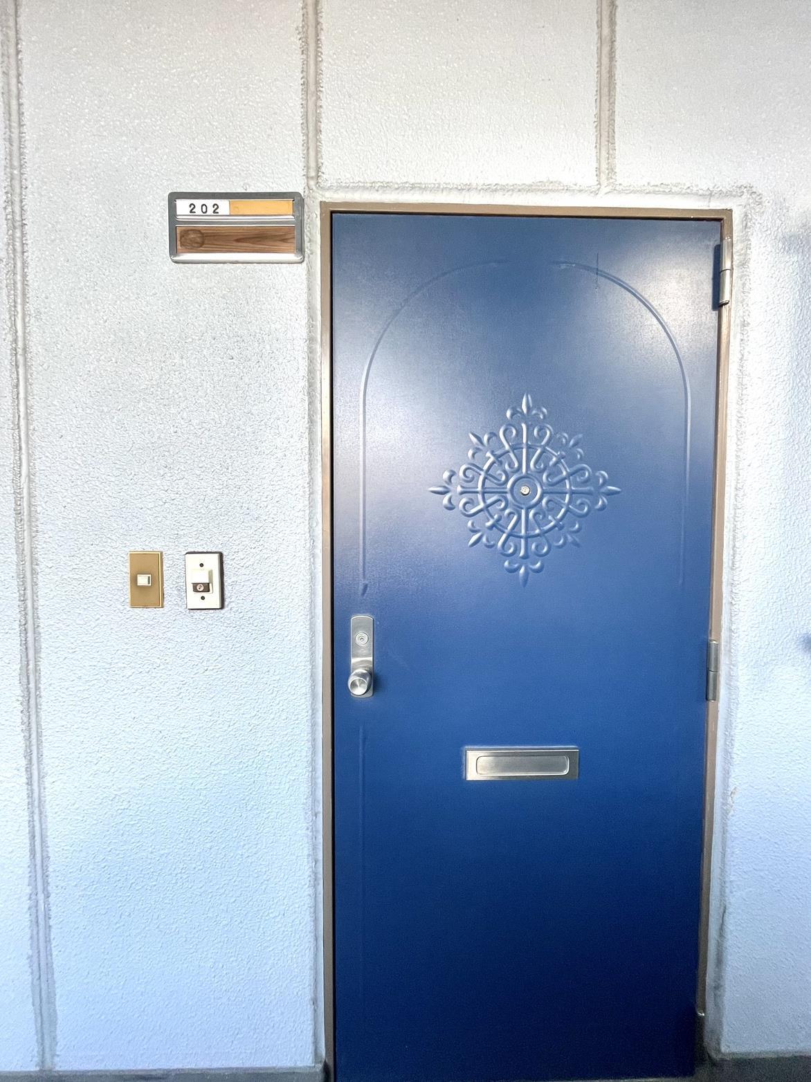 玄関　オシャレな玄関扉