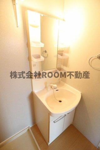 洗面設備　独立洗面化粧台が付いています