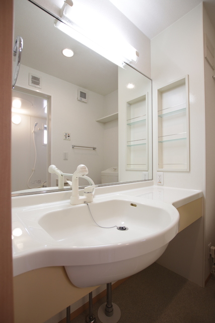 洗面設備　ワイドミラーの洗面所♪