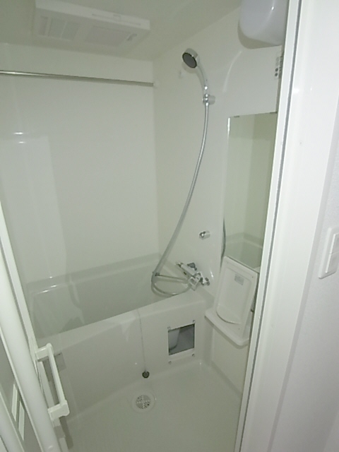 バス・シャワールーム　お風呂・トイレ別のセパレートはいいですね。