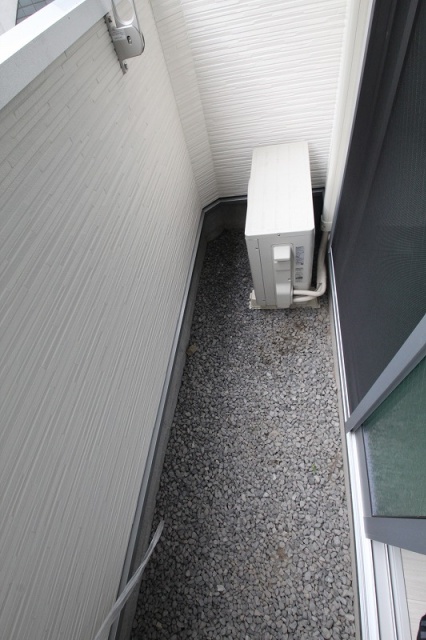 バルコニー　同物件、別号室のものです。