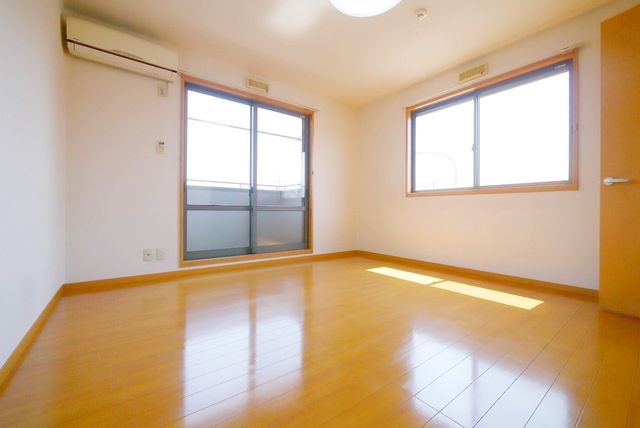 居室・リビング　二面採光で日あたり良好！