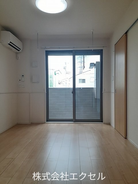 居室・リビング　エアコン付きのリビングです。