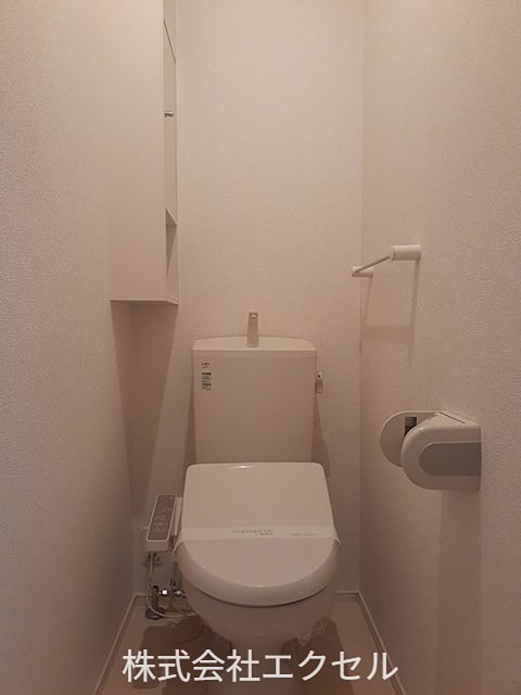 トイレ　温水洗浄便座です。