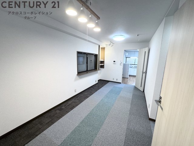 居室・リビング　タイルカーペットの床です