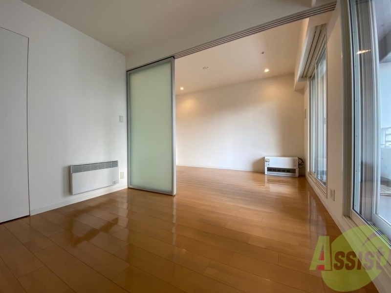 その他部屋・スペース　別の角度から洋室を撮影しました。日射しがあり明るい印象。