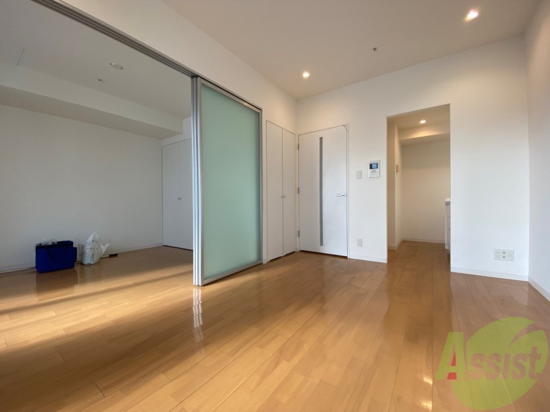 居室・リビング　９．６帖の洋室です。広々として、きれいですね。