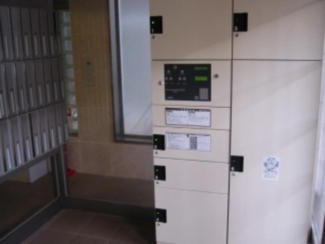 ロビー　宅配ボックス