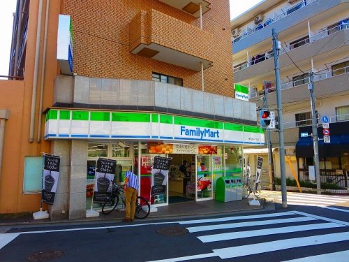 コンビニ　ファミリーマート 三軒茶屋一丁目店（コンビニ）まで49m